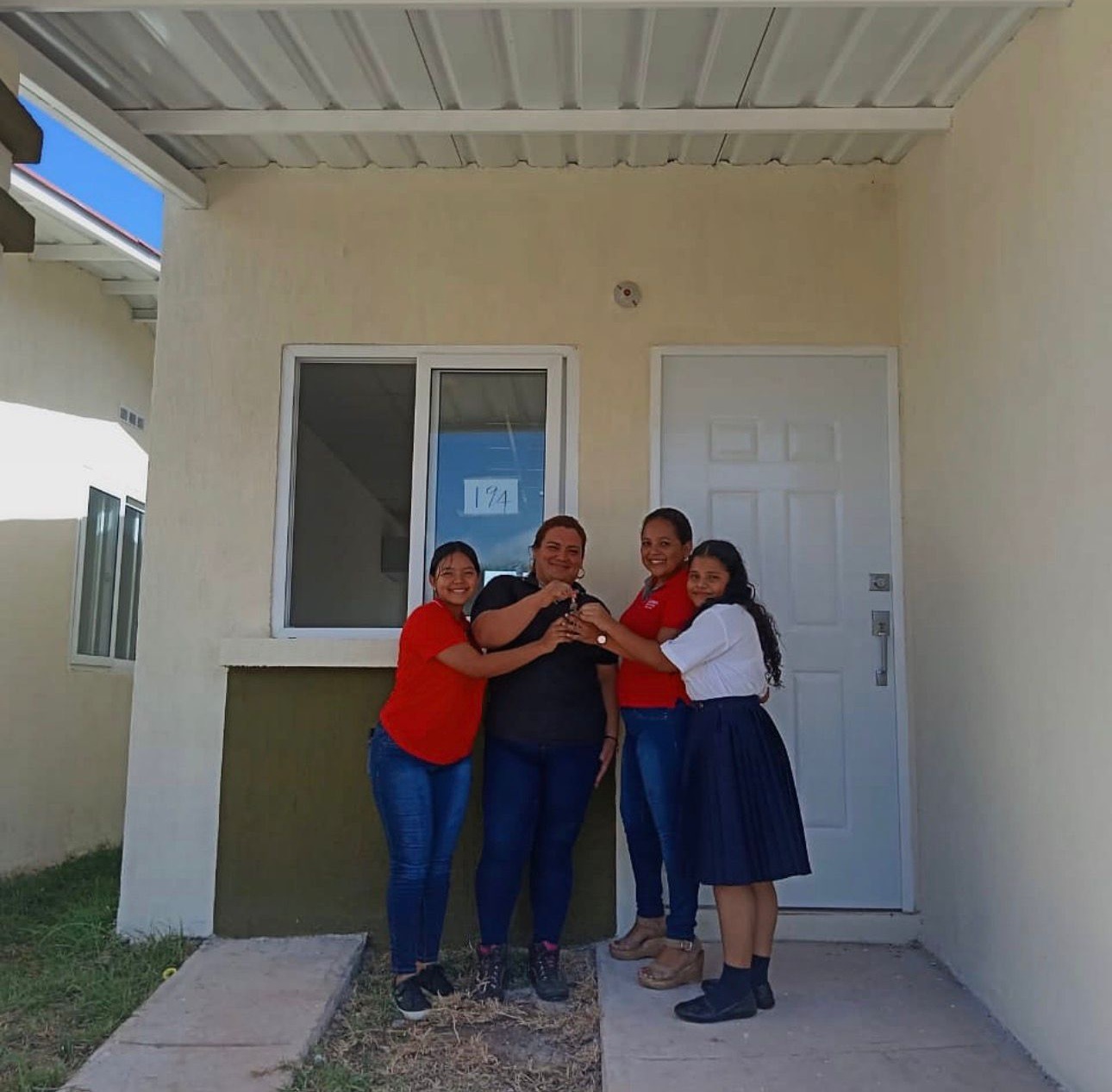 Familia recibiendo las llaves de su nueva casa ProdeCASA en La Chorrera