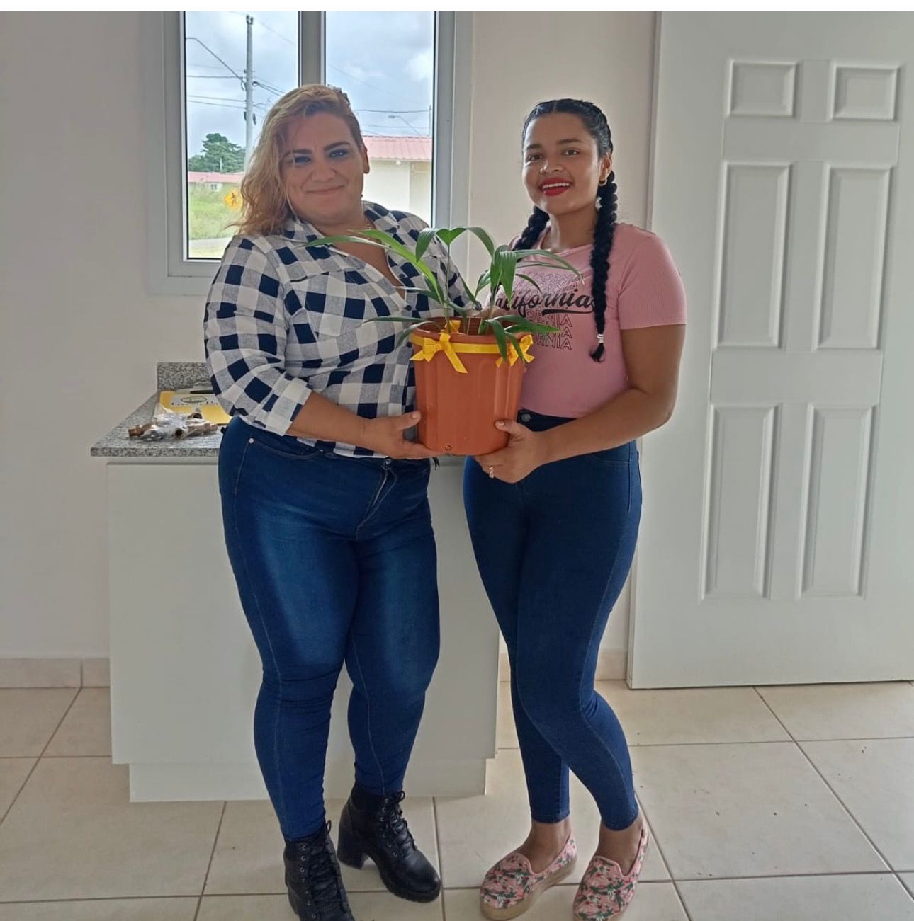 Cliente recibiendo planta de bienvenida al estrenar su hogar ProdeCASA