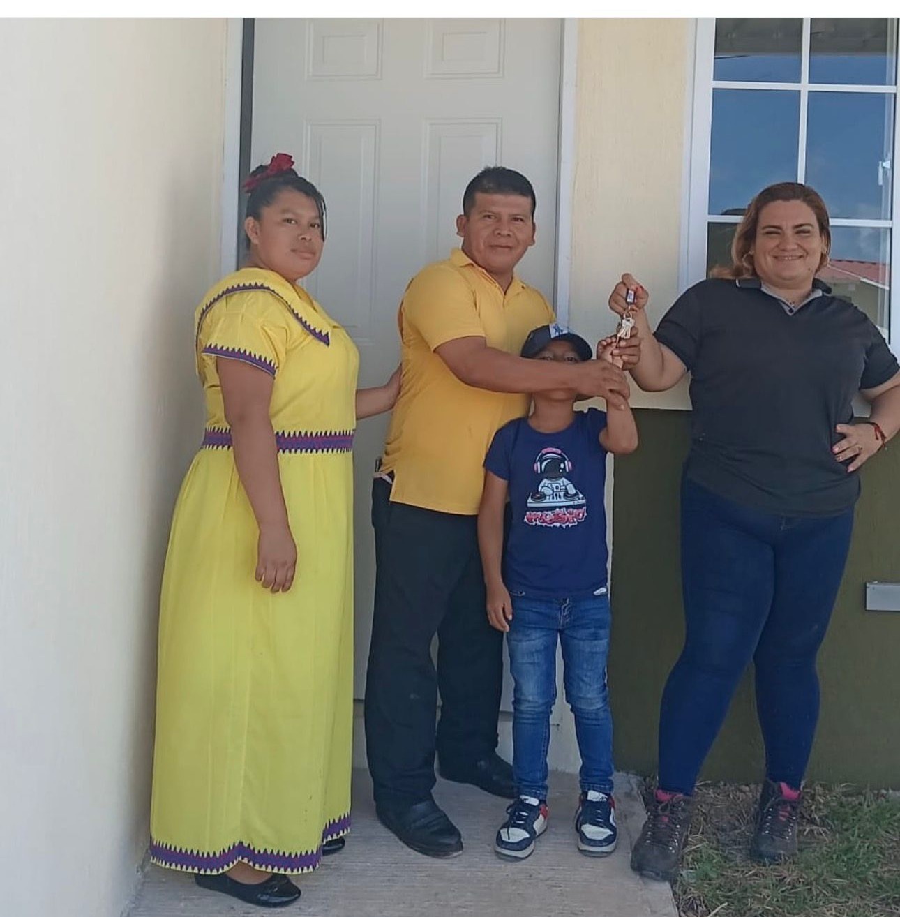 Familia panameña frente a su nueva casa ProdeCASA recibiendo las llaves