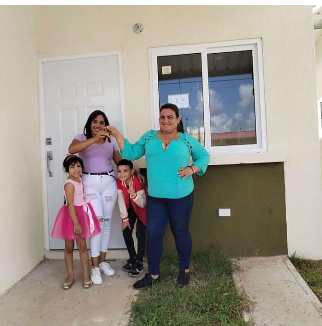Madre e hijos celebrando la entrega de su casa propia con ProdeCASA